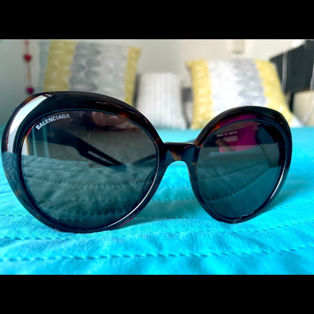 Balenciaga
56MM Oversized Sunglasses
One Size
Shiny Brown